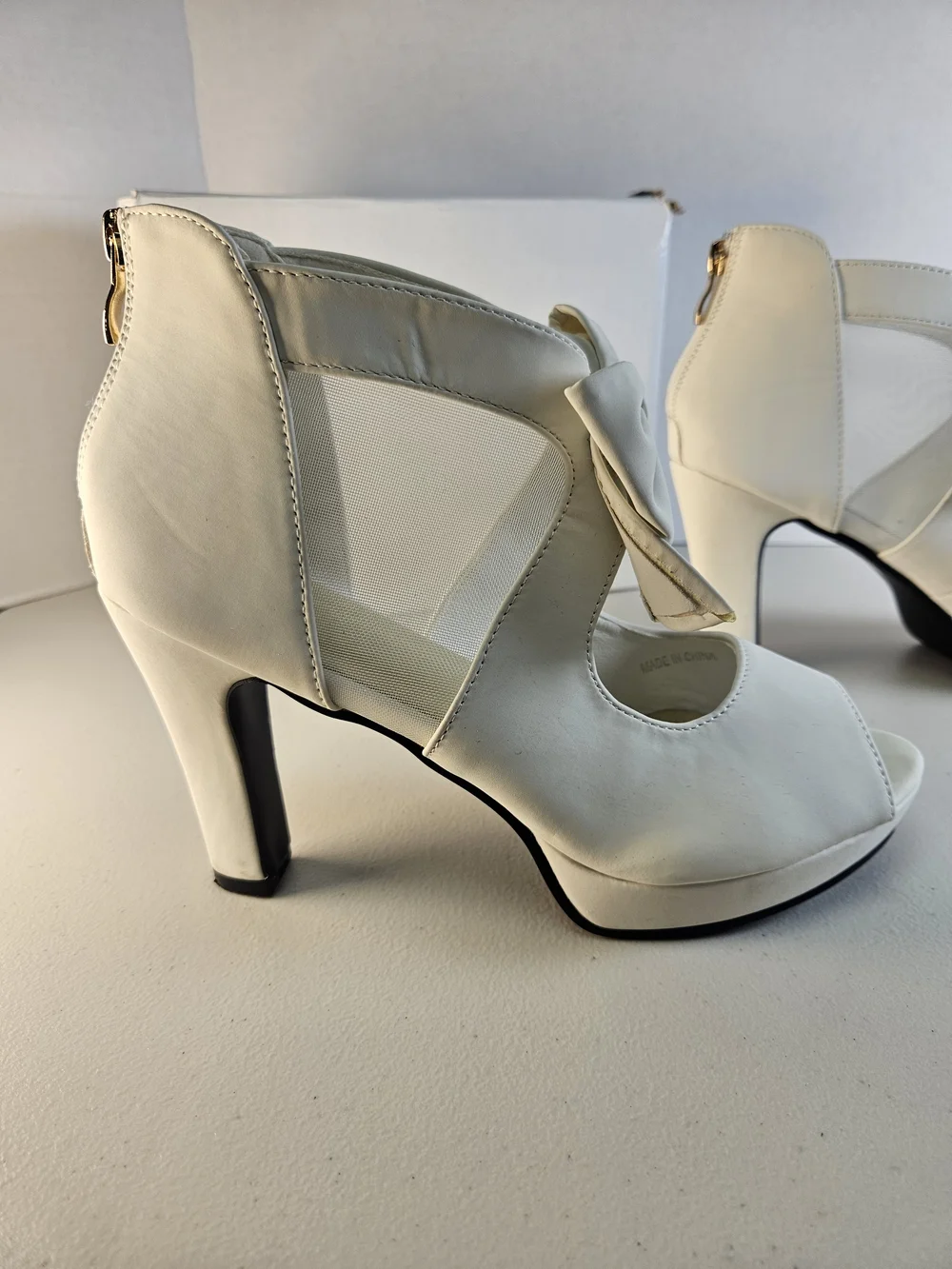 Women’s White Peep-Toe Bow Platform Heels Size 9 EURO 40